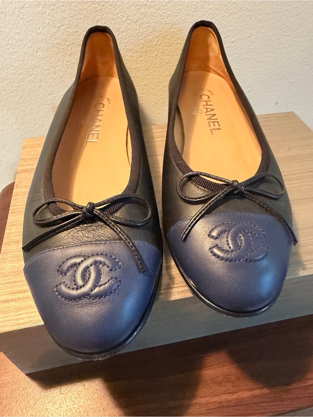 CHANEL Two-Tone Black and Navy Leather Ballet Flats 36.5